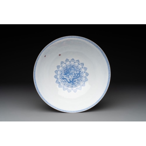 374 - A varied collection of eight Chinese famille rose eggshell bowls, Jingdezhen mark, 20th C.Dia.: 24,2... 