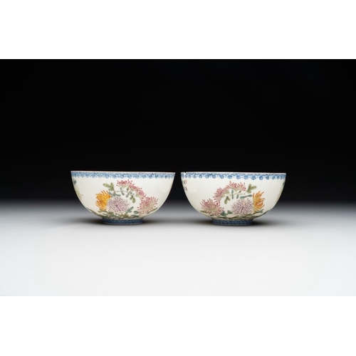 375 - A pair of Chinese famille rose eggshell bowls with floral design, Qianlong mark, 20th C.Dia.: 12,5 c... 