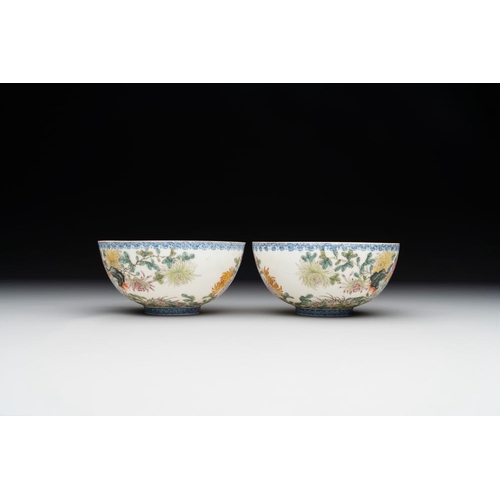 375 - A pair of Chinese famille rose eggshell bowls with floral design, Qianlong mark, 20th C.Dia.: 12,5 c... 