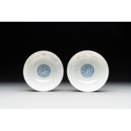 375 - A pair of Chinese famille rose eggshell bowls with floral design, Qianlong mark, 20th C.Dia.: 12,5 c... 