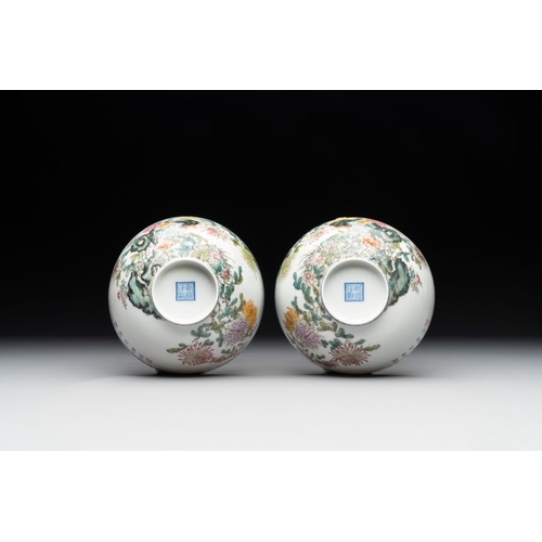 375 - A pair of Chinese famille rose eggshell bowls with floral design, Qianlong mark, 20th C.Dia.: 12,5 c... 