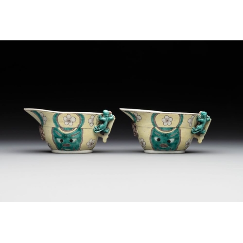 38 - A pair of fine Chinese sancai-glazed 'Buddhist lion and chilong' libation cups, KangxiDim.: 13,5 x 7... 