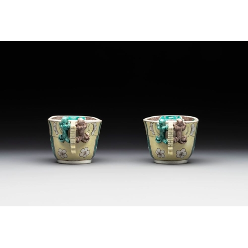 38 - A pair of fine Chinese sancai-glazed 'Buddhist lion and chilong' libation cups, KangxiDim.: 13,5 x 7... 