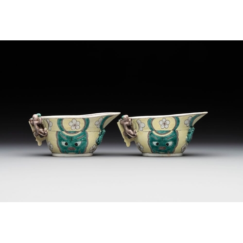 38 - A pair of fine Chinese sancai-glazed 'Buddhist lion and chilong' libation cups, KangxiDim.: 13,5 x 7... 