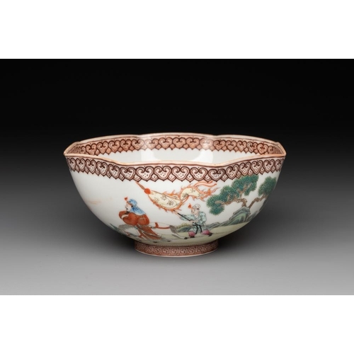 380 - A Chinese famille rose octagonal eggshell bowl with figural design, Qianlong mark, 20th C.Dia.: 12,5... 