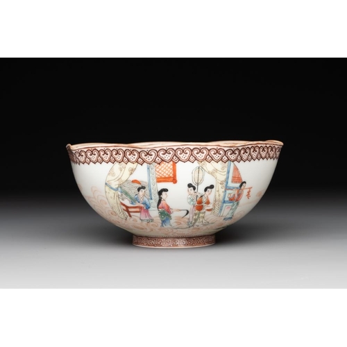 380 - A Chinese famille rose octagonal eggshell bowl with figural design, Qianlong mark, 20th C.Dia.: 12,5... 