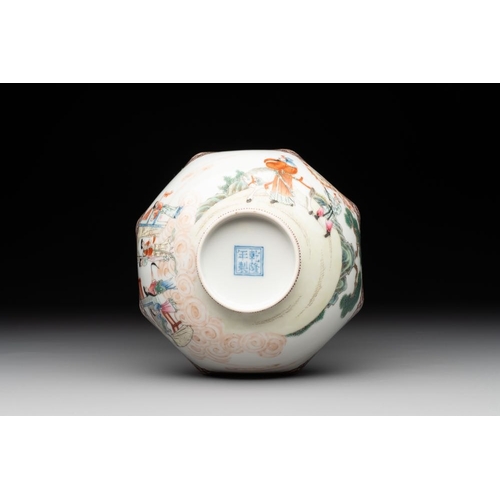 380 - A Chinese famille rose octagonal eggshell bowl with figural design, Qianlong mark, 20th C.Dia.: 12,5... 