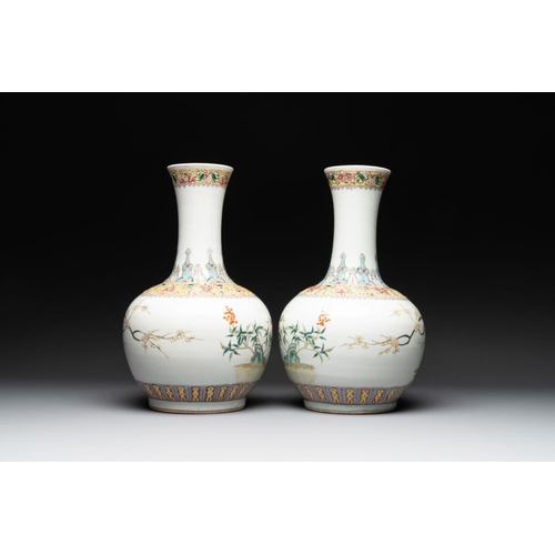 383 - A pair of Chinese famille rose bottle vases with flowers, Qianlong mark, RepublicH.: 37,5 cm... 