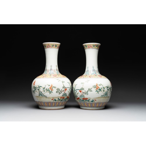 383 - A pair of Chinese famille rose bottle vases with flowers, Qianlong mark, RepublicH.: 37,5 cm... 