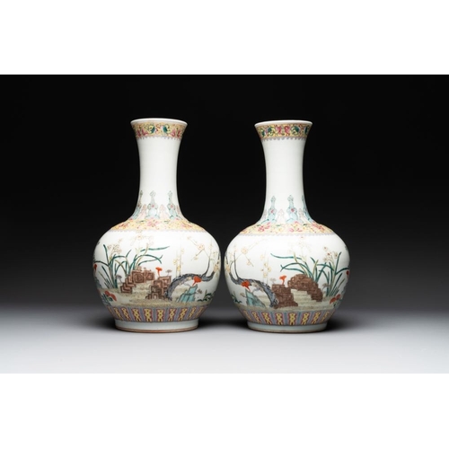 383 - A pair of Chinese famille rose bottle vases with flowers, Qianlong mark, RepublicH.: 37,5 cm... 