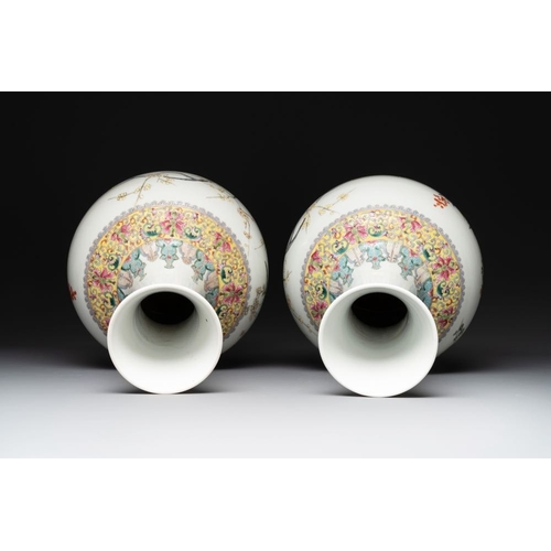 383 - A pair of Chinese famille rose bottle vases with flowers, Qianlong mark, RepublicH.: 37,5 cm... 