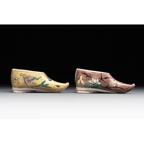 39 - Two Chinese sancai-glazed shoes with flowers and butterflies design, KangxiDim.: 9,5 x 3,8 x 4 cm (t... 