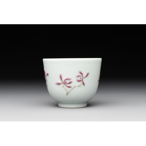 392 - A Chinese famille rose 'orchid' cup, Tui Si Tang Zhi  mark, 19/20th C.Dia.: 8 cm - H.: 6,5 cm... 