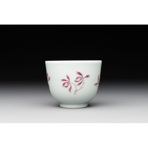 392 - A Chinese famille rose 'orchid' cup, Tui Si Tang Zhi  mark, 19/20th C.Dia.: 8 cm - H.: 6,5 cm... 