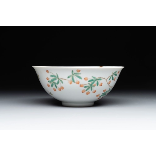 394 - A Chinese famille verte 'goji' bowl, Daoguang mark, 20th C.Dia.: 17,3 cm - H.: 7,2 cm... 