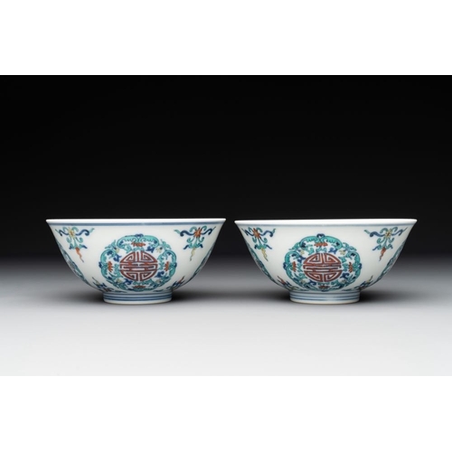 399 - A pair of Chinese doucai 'shou' bowls, Yongzheng mark, 20th C.Dia.: 13 cm - H.: 6 cm... 