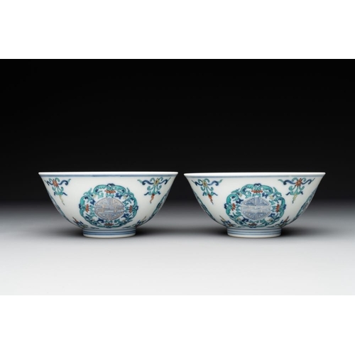 399 - A pair of Chinese doucai 'shou' bowls, Yongzheng mark, 20th C.Dia.: 13 cm - H.: 6 cm... 