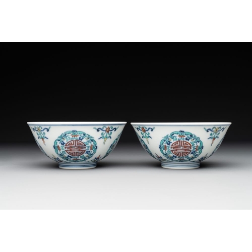 399 - A pair of Chinese doucai 'shou' bowls, Yongzheng mark, 20th C.Dia.: 13 cm - H.: 6 cm... 