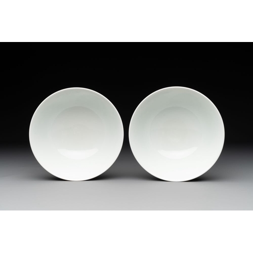 399 - A pair of Chinese doucai 'shou' bowls, Yongzheng mark, 20th C.Dia.: 13 cm - H.: 6 cm... 