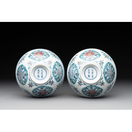 399 - A pair of Chinese doucai 'shou' bowls, Yongzheng mark, 20th C.Dia.: 13 cm - H.: 6 cm... 