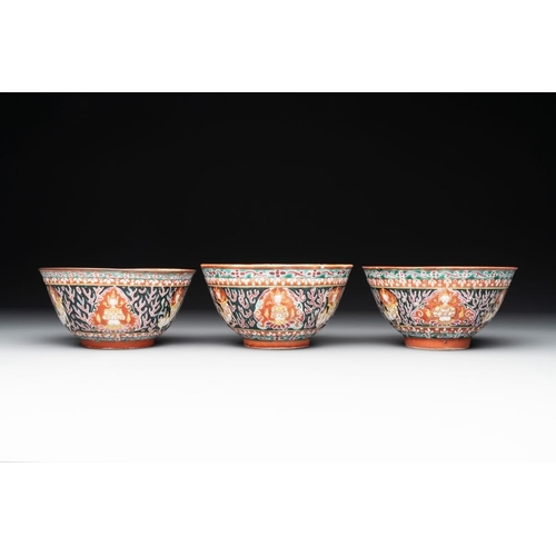 401 - Three Chinese black-ground Bencharong bowls for the Thai market, 19th C.Dia.: 14,5 cm -H.: 7,5 cm... 