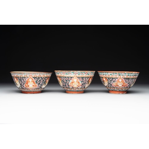 401 - Three Chinese black-ground Bencharong bowls for the Thai market, 19th C.Dia.: 14,5 cm -H.: 7,5 cm... 