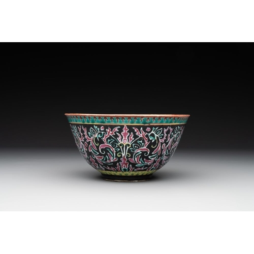 403 - A rare Chinese black-ground Bencharong bowl for the Thai market, 19th C.Dia.: 17,9 cm - H.: 9,2 cm... 