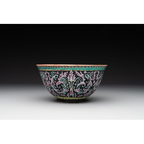 403 - A rare Chinese black-ground Bencharong bowl for the Thai market, 19th C.Dia.: 17,9 cm - H.: 9,2 cm... 