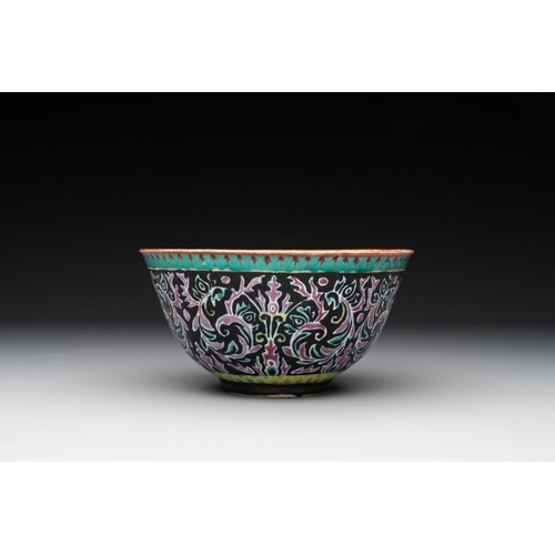 403 - A rare Chinese black-ground Bencharong bowl for the Thai market, 19th C.Dia.: 17,9 cm - H.: 9,2 cm... 