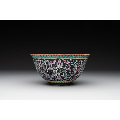 403 - A rare Chinese black-ground Bencharong bowl for the Thai market, 19th C.Dia.: 17,9 cm - H.: 9,2 cm... 