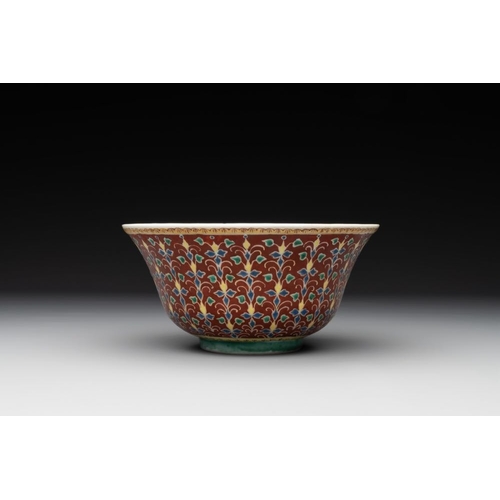 404 - A rare Chinese red-ground Bencharong bowl for the Thai market,  Wan Yu Mark, 19th C.Dia.: 17,8 cm - ... 