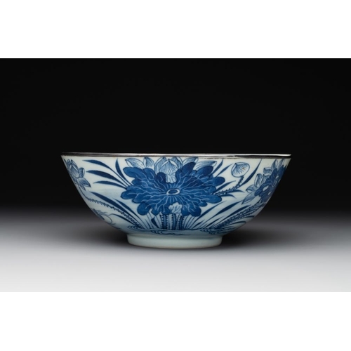 412 - A Chinese blue and white 'Bleu de Hue' bowl for the Vietnamese market, chÆ¡i ngá»c  mark, 19th C.Di... 