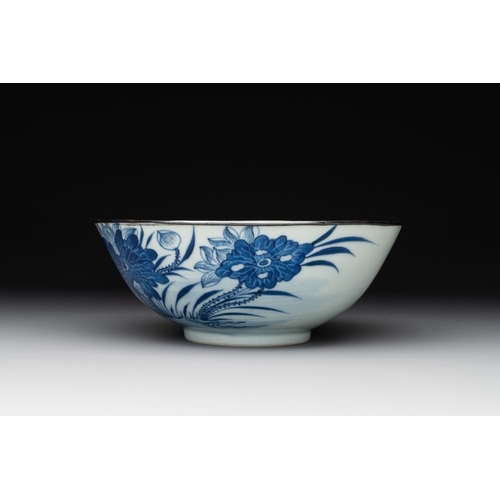 412 - A Chinese blue and white 'Bleu de Hue' bowl for the Vietnamese market, chÆ¡i ngá»c  mark, 19th C.Di... 