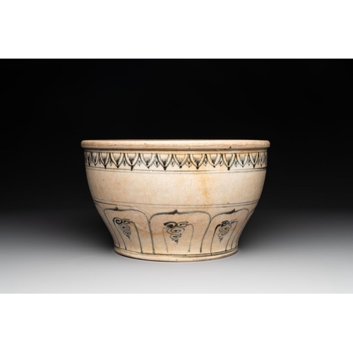 419 - A Vietnamese or Annamese blue and white basin with floral design, 16th C.Dia.: 32 cm - H: 19 cm... 