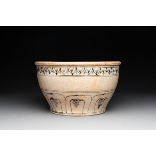 419 - A Vietnamese or Annamese blue and white basin with floral design, 16th C.Dia.: 32 cm - H: 19 cm... 