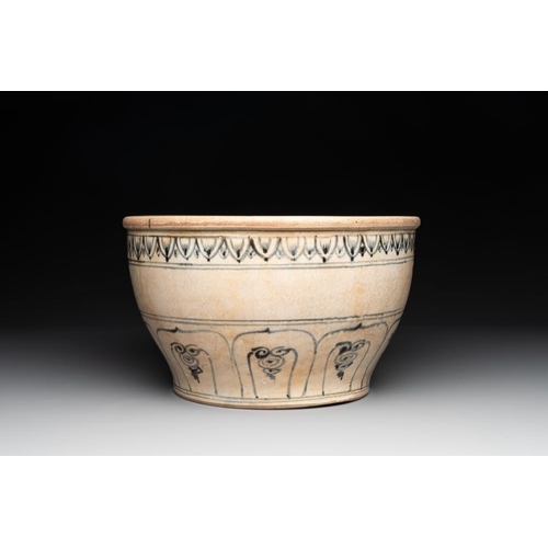 419 - A Vietnamese or Annamese blue and white basin with floral design, 16th C.Dia.: 32 cm - H: 19 cm... 