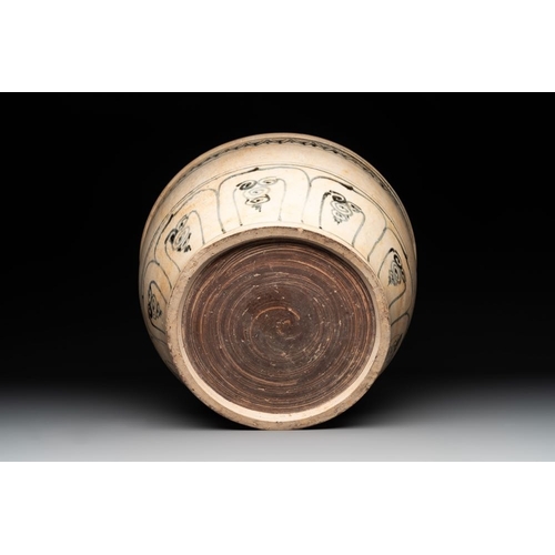 419 - A Vietnamese or Annamese blue and white basin with floral design, 16th C.Dia.: 32 cm - H: 19 cm... 