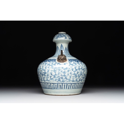 422 - An unusual Chinese blue and white kendi, inscribed Tjienbielcie Tjantjekeng Surabaya, 19th C.H.: 22 ... 