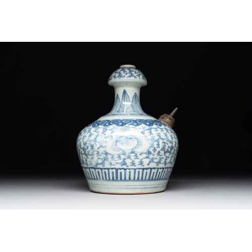 422 - An unusual Chinese blue and white kendi, inscribed Tjienbielcie Tjantjekeng Surabaya, 19th C.H.: 22 ... 