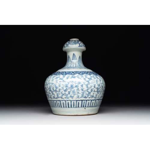 422 - An unusual Chinese blue and white kendi, inscribed Tjienbielcie Tjantjekeng Surabaya, 19th C.H.: 22 ... 