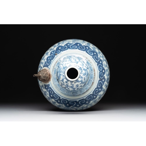 422 - An unusual Chinese blue and white kendi, inscribed Tjienbielcie Tjantjekeng Surabaya, 19th C.H.: 22 ... 