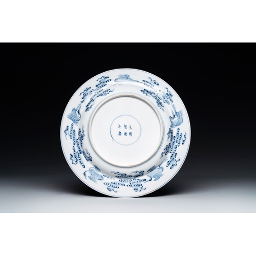 423 - A Chinese blue and white 'Eight Immortals' dish, Xuande mark, 19th C.Dia.: 26,5 cm
... 