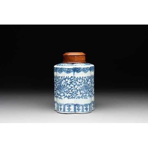 425 - A Chinese blue and white tea caddy with wooden cover and a bird feeder, Xuande mark, 19th C.H.: 14 c... 