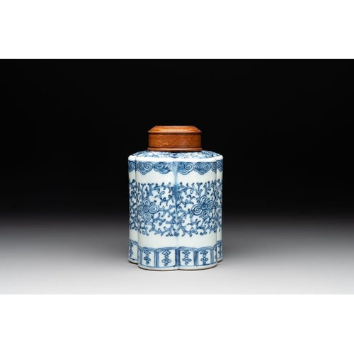 425 - A Chinese blue and white tea caddy with wooden cover and a bird feeder, Xuande mark, 19th C.H.: 14 c... 