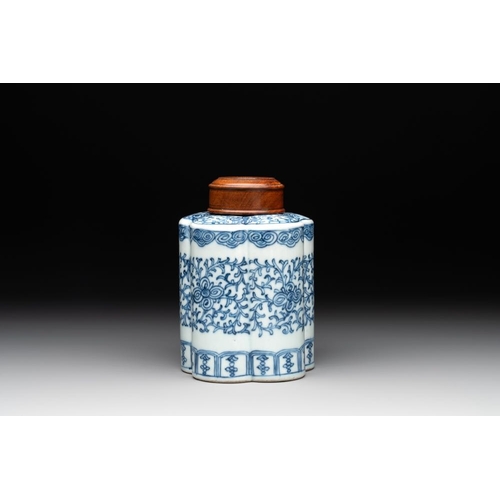 425 - A Chinese blue and white tea caddy with wooden cover and a bird feeder, Xuande mark, 19th C.H.: 14 c... 