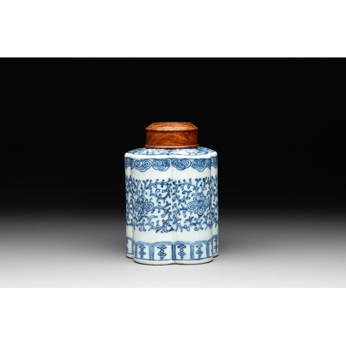 425 - A Chinese blue and white tea caddy with wooden cover and a bird feeder, Xuande mark, 19th C.H.: 14 c... 