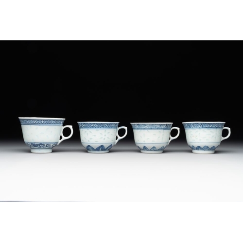 426 - A collection of 22 Chinese blue and white wares, Ruo Shen Zhen Cang mark, 19/20th C.Dia.: 8,8 cm - H... 