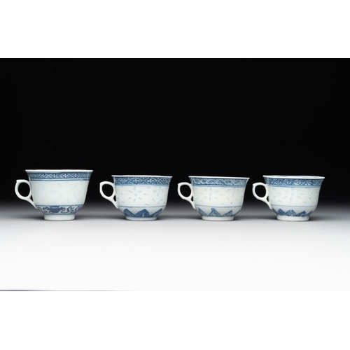 426 - A collection of 22 Chinese blue and white wares, Ruo Shen Zhen Cang mark, 19/20th C.Dia.: 8,8 cm - H... 