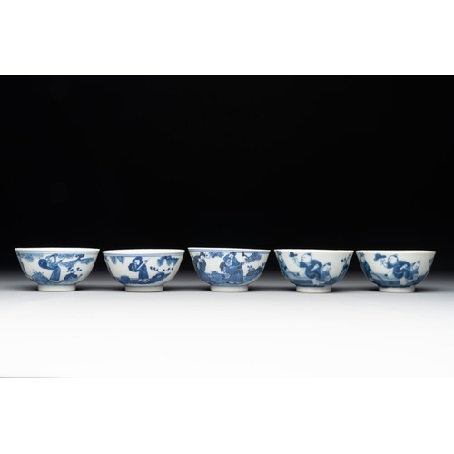 426 - A collection of 22 Chinese blue and white wares, Ruo Shen Zhen Cang mark, 19/20th C.Dia.: 8,8 cm - H... 