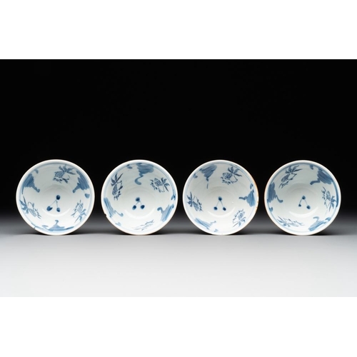 426 - A collection of 22 Chinese blue and white wares, Ruo Shen Zhen Cang mark, 19/20th C.Dia.: 8,8 cm - H... 